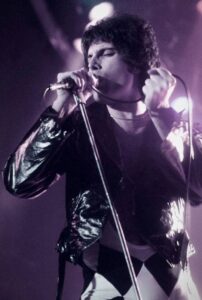Freddie Mercury sur scène en train de chanter