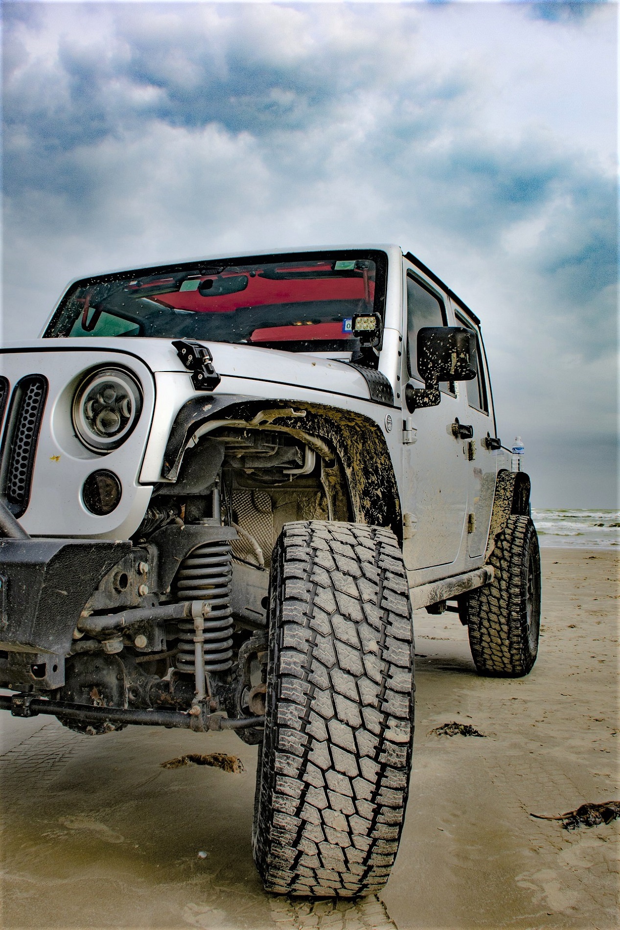Jeep grise sur la plage