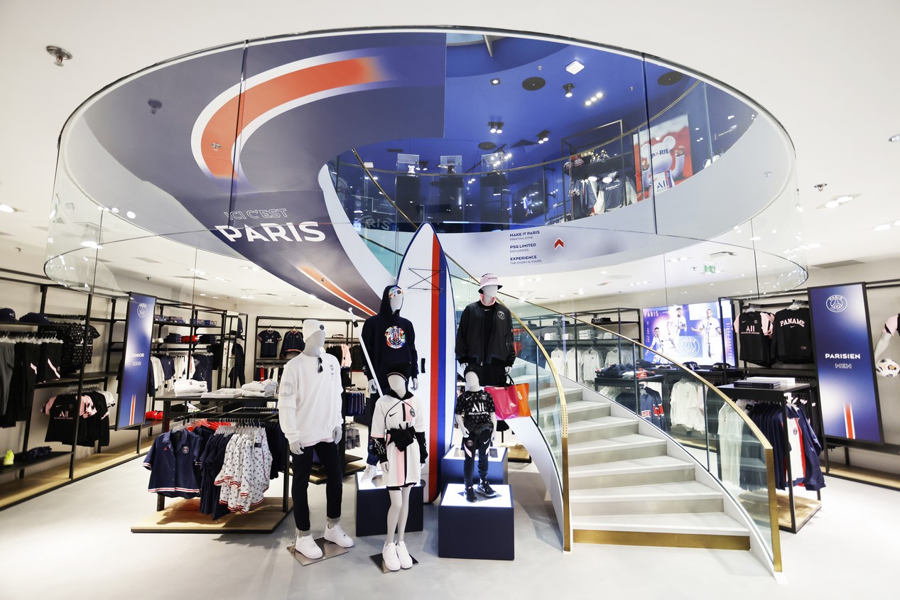 La nouvelle boutique du PSG au numéro 92 des Champs Élysées.
