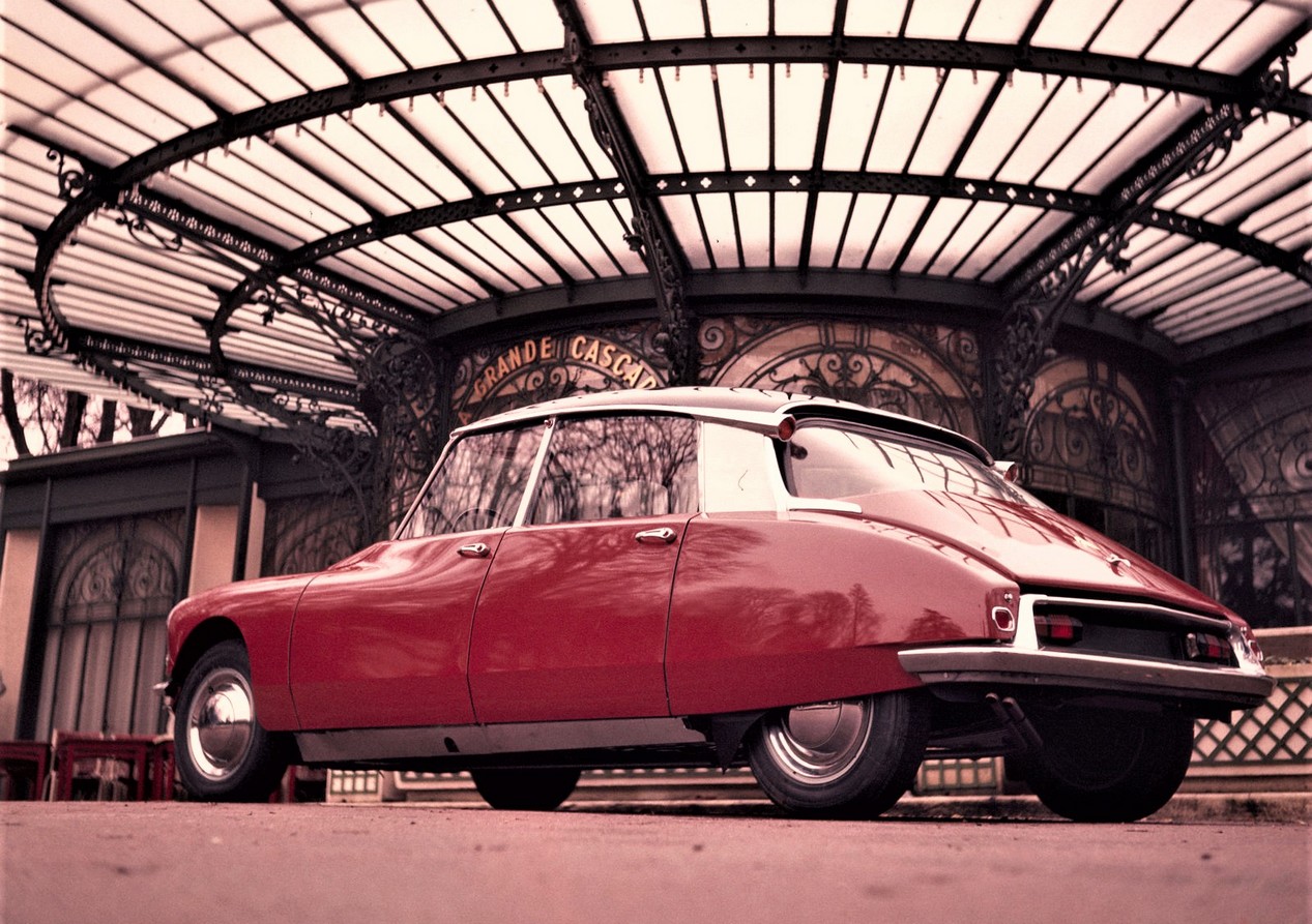 Citroën DS 19 de 1960 en couleur bordeaux