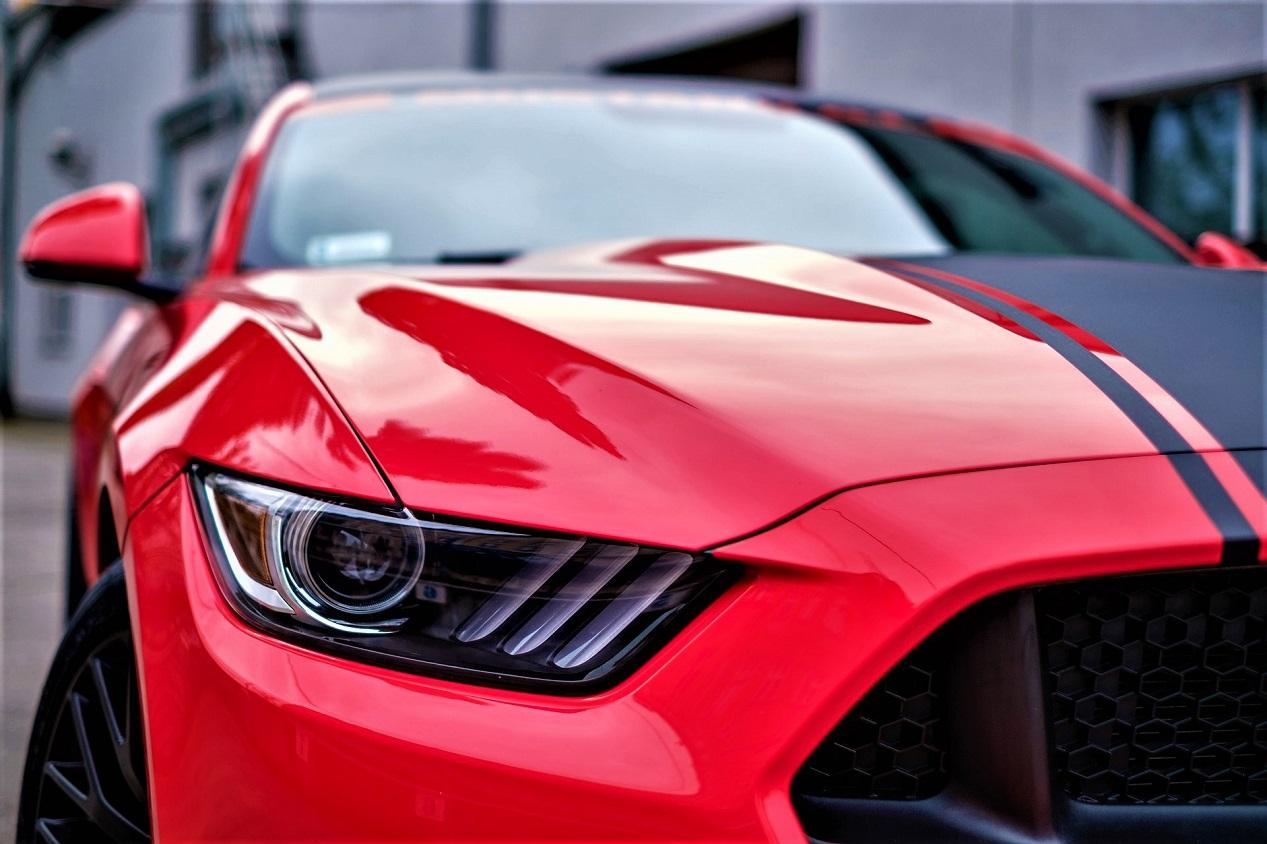 Ford Mustang GT V8 rouge et noire