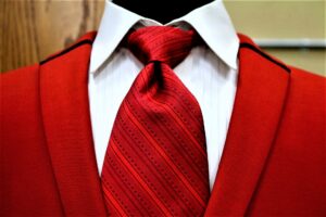 costume rouge pour homme avec cravate rouge et chemise blanche