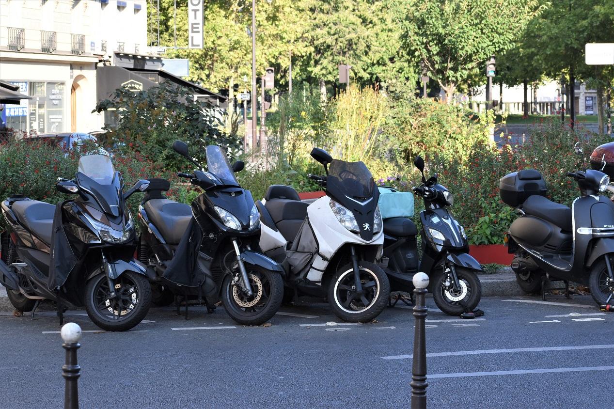 Parking de stationnement payant scooters à Paris