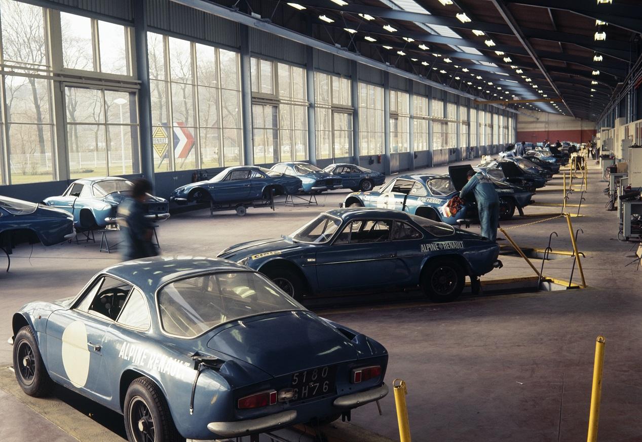 Usine de fabrication des voitures Alpine à Dieppe en 1970