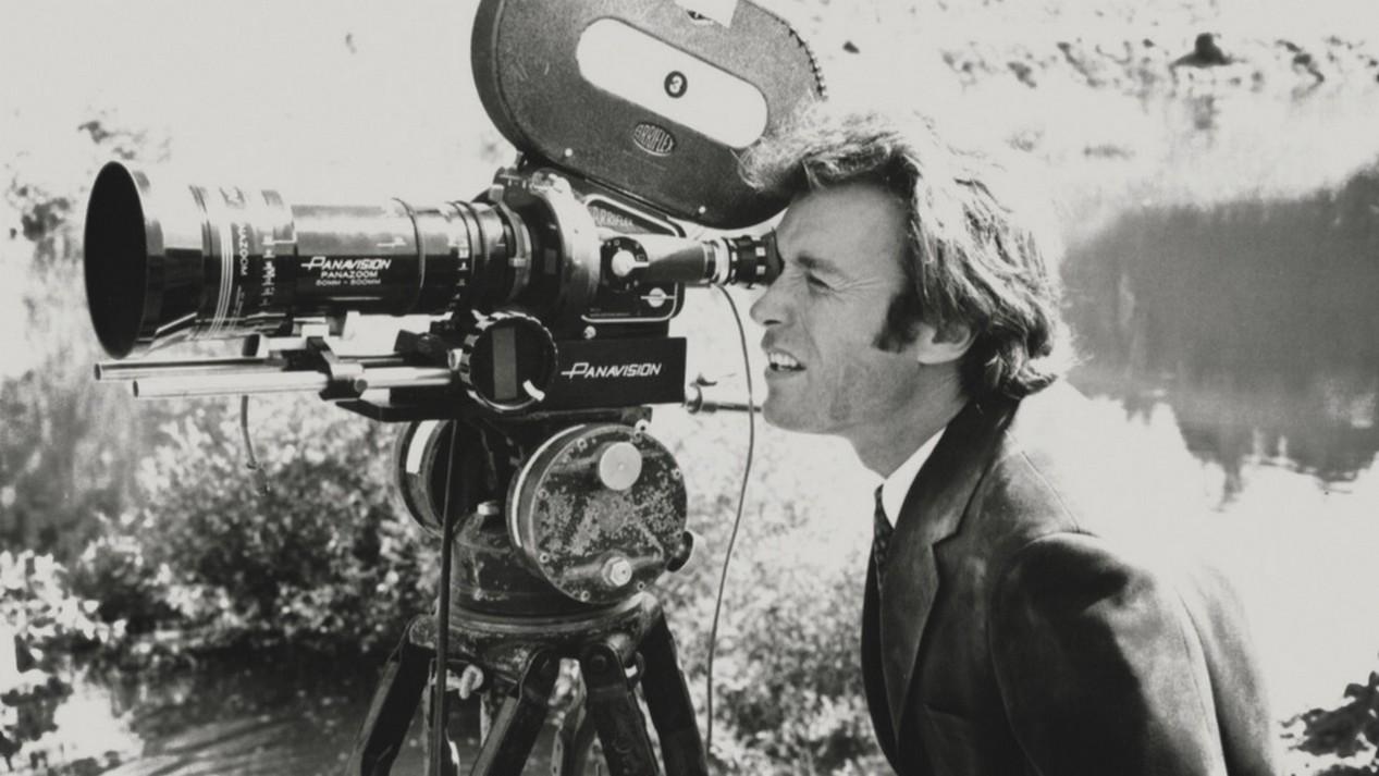 L'acteur Clint Eastwood en train de filmer