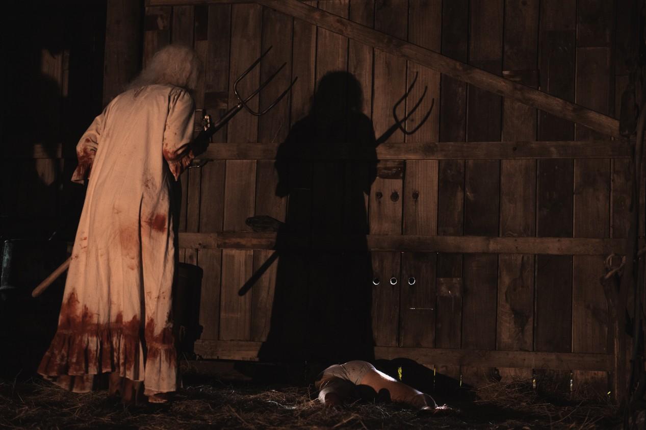 Scène film X (2022) on y voit une personne avec une fourche plein de sang
