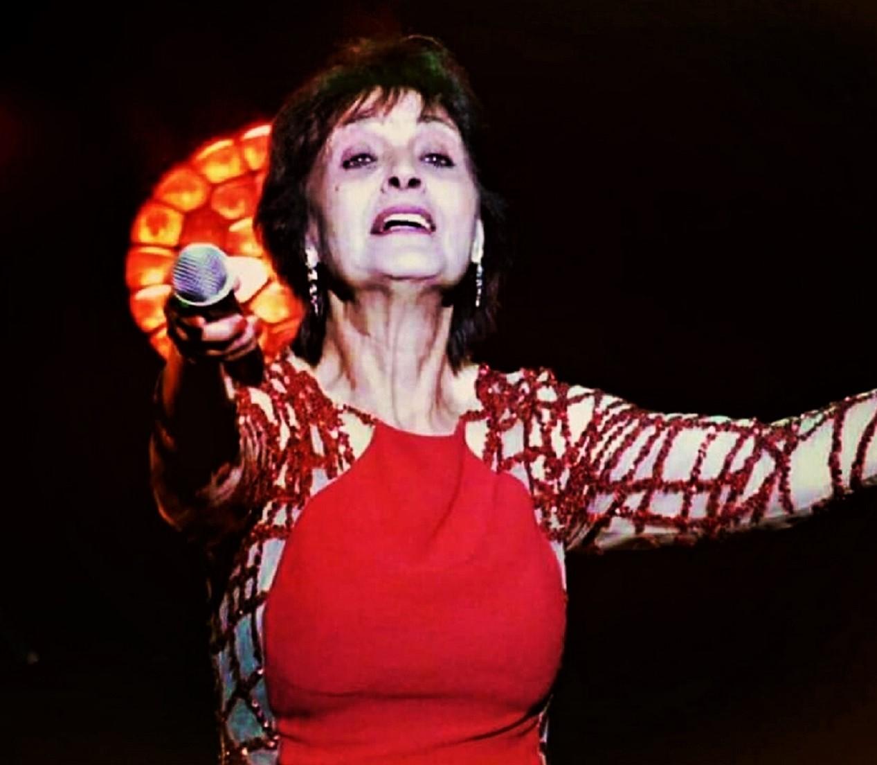 Linda de Suza en robe rouge lors de la tournée âge tendre à Périgueux en 2017