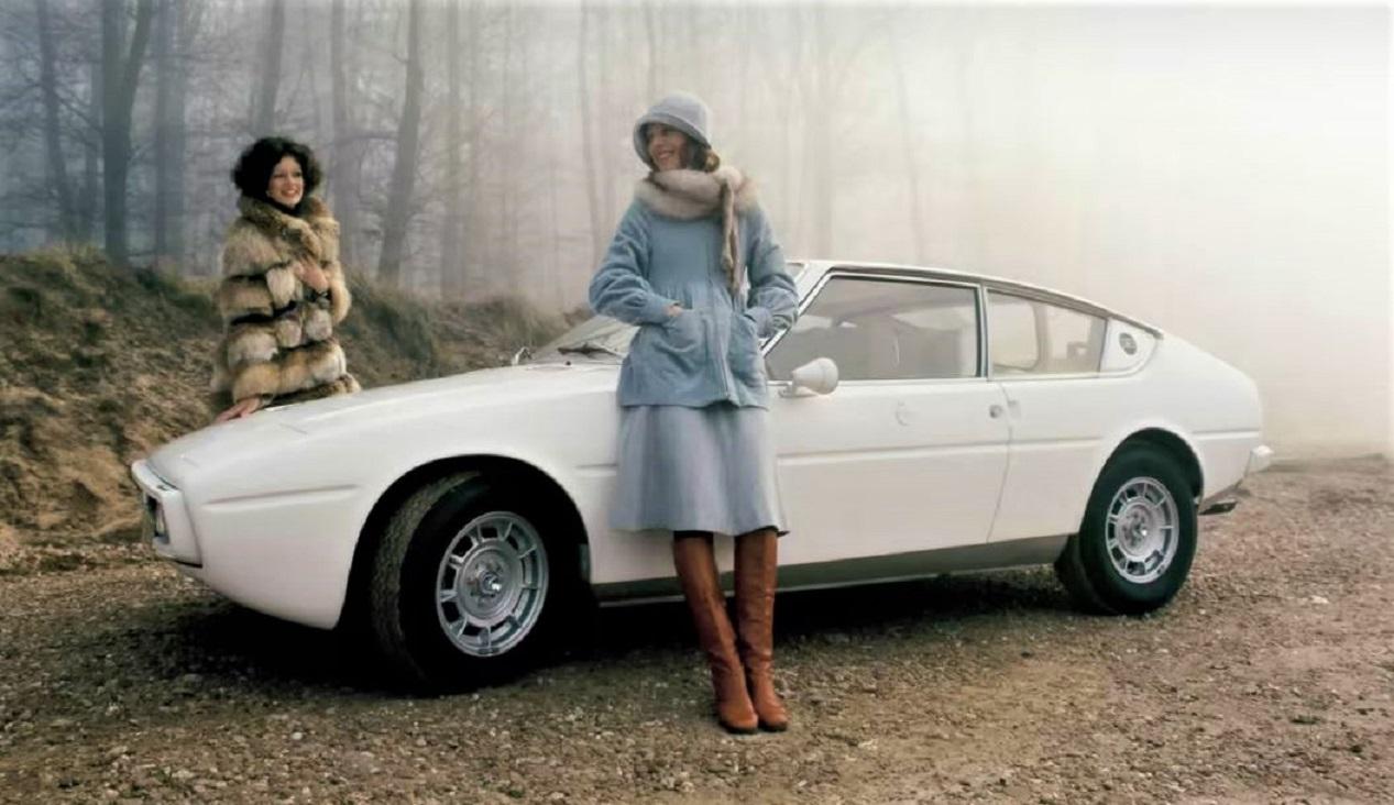 Matra Bagheera Courrèges blanche de 1974 avec des mannequins