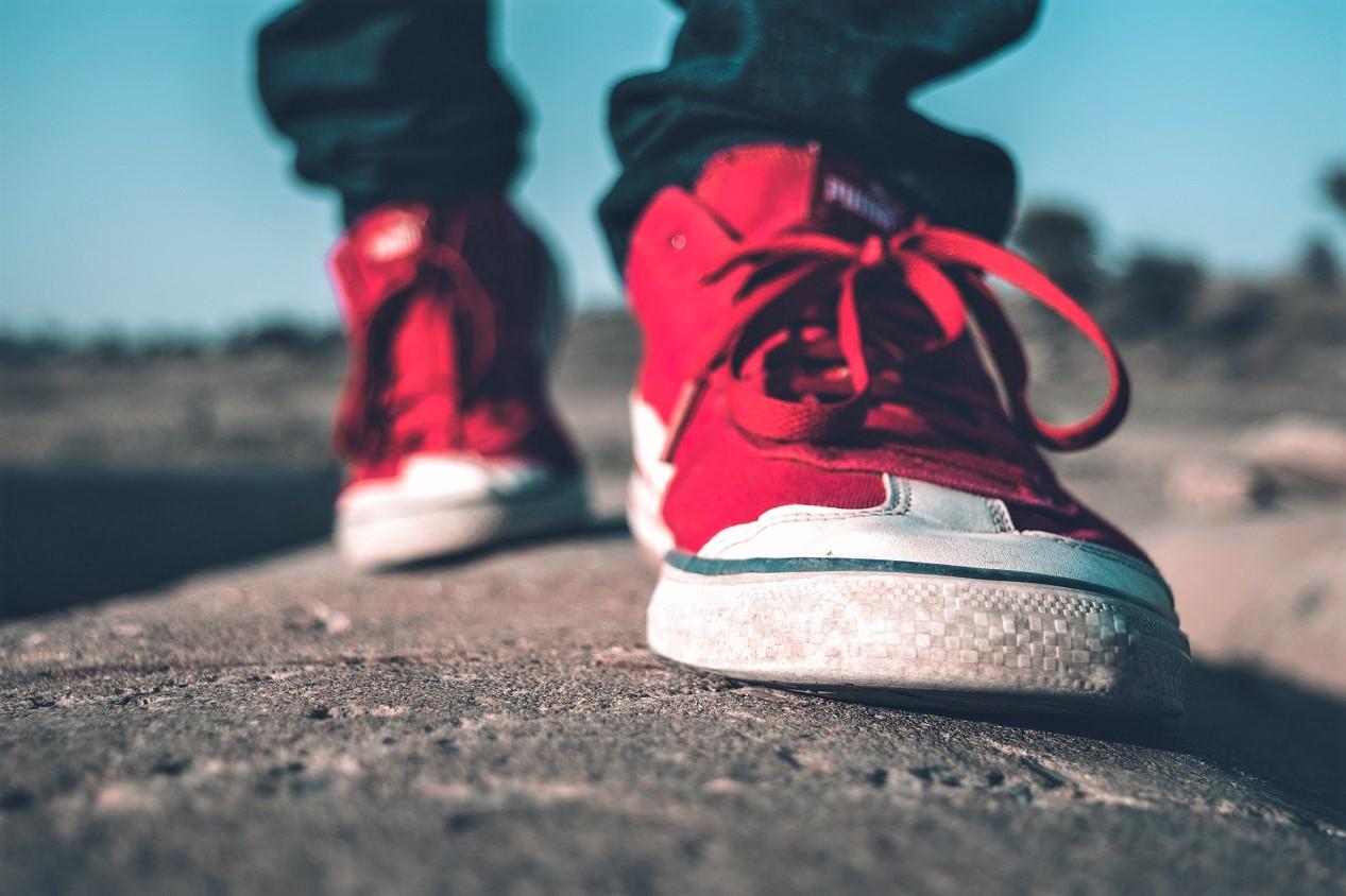 Chaussures sneakers pour homme avec des lacets rouges