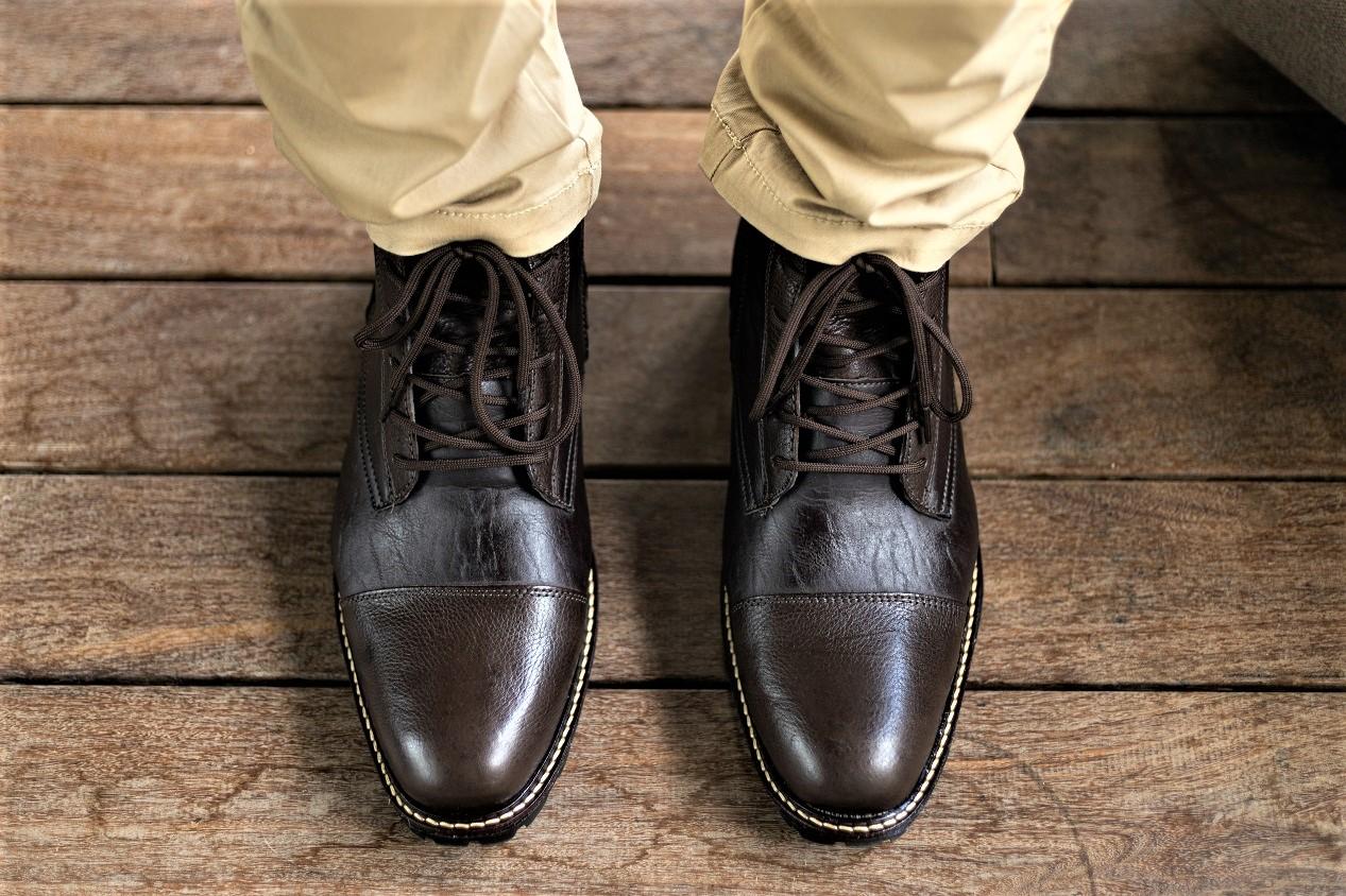 <img src="lacets.jpg" alt=" chaussures en cuir marron et ses lacets marrons "/> Souliers pour homme en cuir marron avec des lacets marrons
