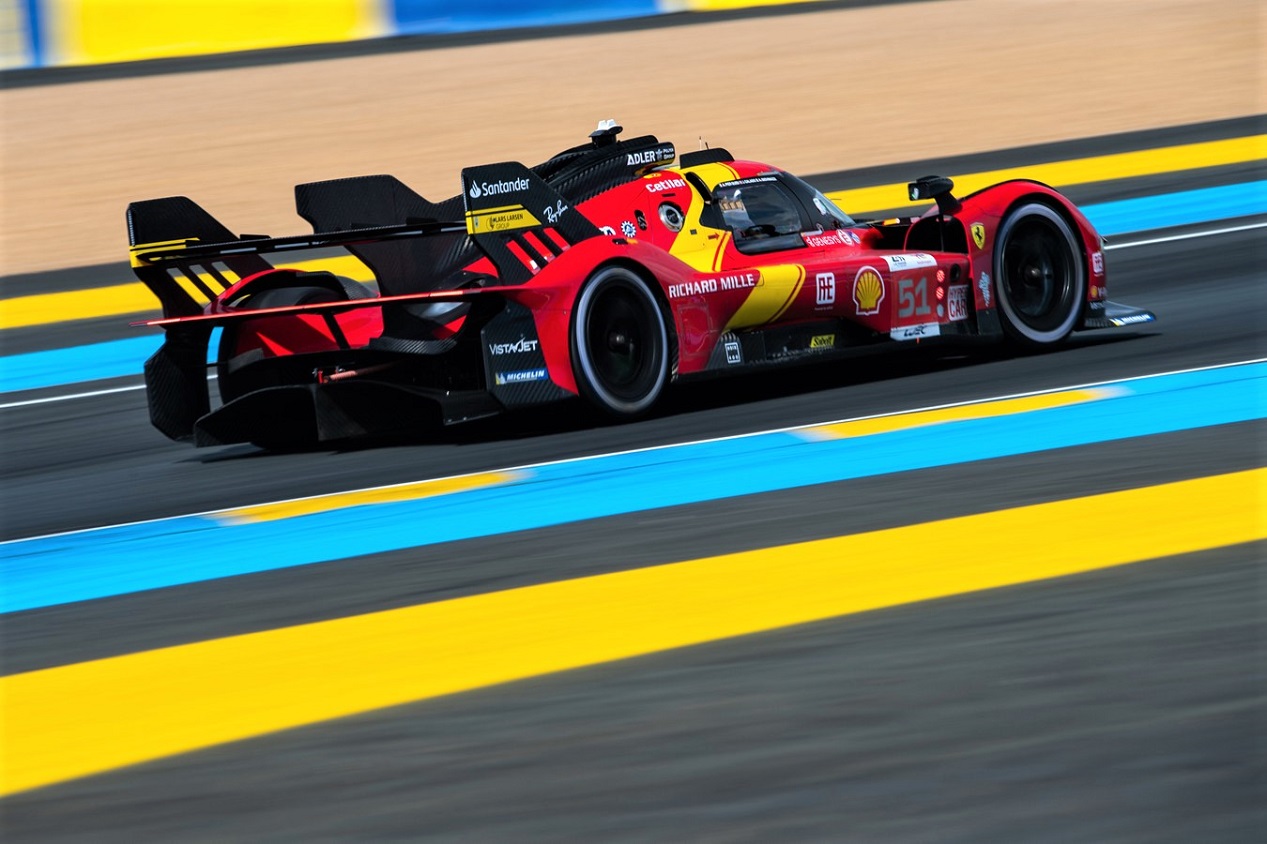 Ferrari 499P rouge et jaune vainqueur des 24H du Mans 2023