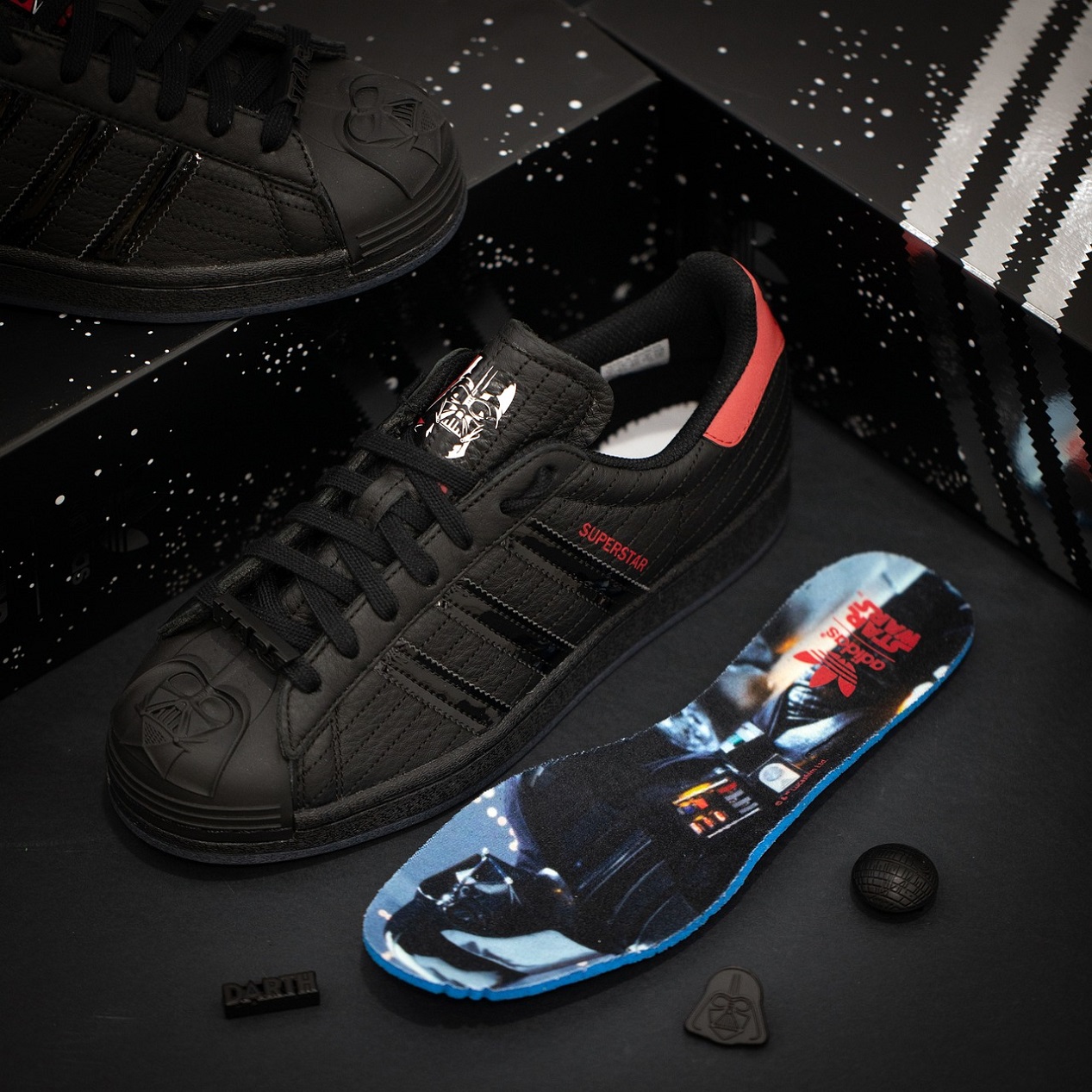 Sneakers Adidas Superstar rouges et noires