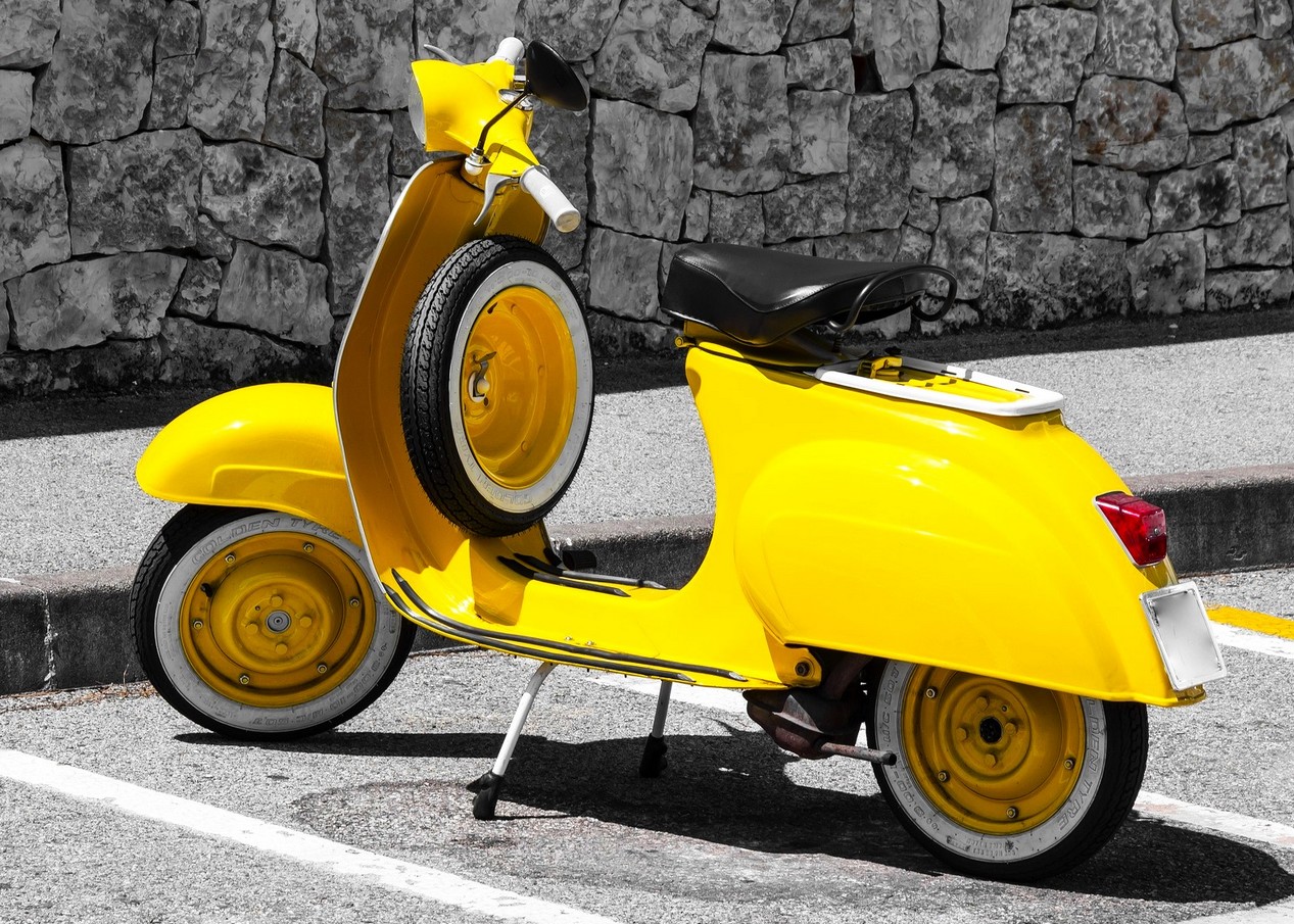 vespa jaune